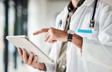 Eller, tablet ve erkek doktor mesaj yazıyor, sosyal medya veya hastanede online planlama programı. TeleHealth, search ve erkek sağlık uzmanı dijital danışmanlık, sohbet veya e-posta, araştırma veya denetim.