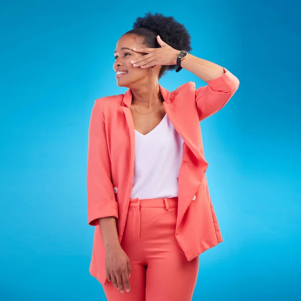 Mode Glimlach Zelfvertrouwen Met Een Zwarte Vrouw Blauwe Achtergrond Studio — Stockfoto