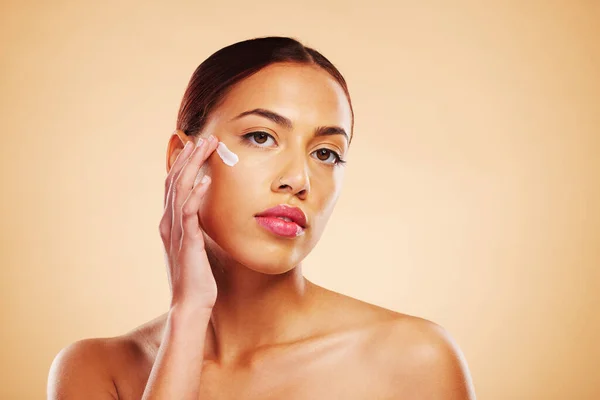 Hautpflege Porträt Oder Frau Mit Gesichtscreme Oder Sonnenschutzmittel Der Pflege — Stockfoto