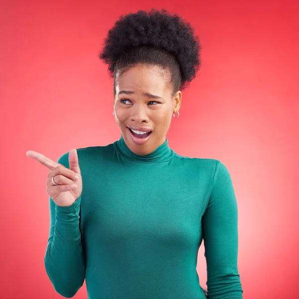 Wijzend Verward Een Zwarte Vrouw Een Rode Achtergrond Voor Het — Stockfoto