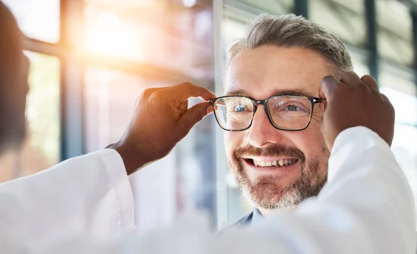 Optometri Doktor Gözlük Görme Sağlık Göz Bakımı Için Klinikteki Mutlu — Stok fotoğraf