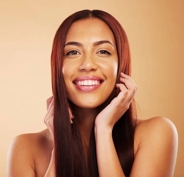 Догляд Волоссям Природна Краса Портрет Щасливої Жінки Руками Обличчі Розкішне — стокове фото