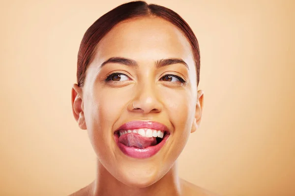 Slicka Tänder Eller Lycklig Kvinna Med Tunga Leende Eller Tänka — Stockfoto