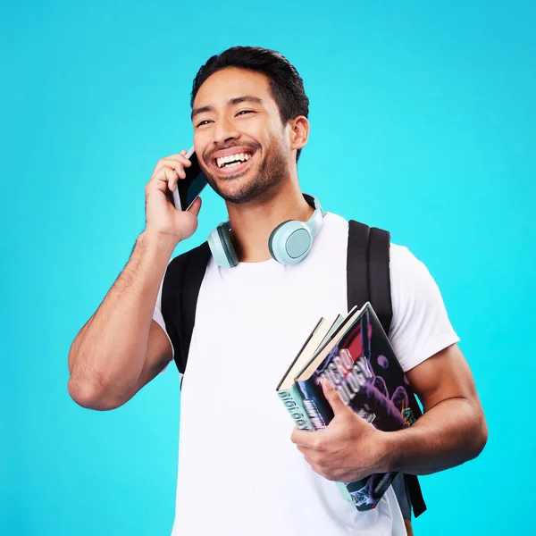 Conversando Telefone Estudante Universitário Estúdio Com Mochila Para Universidade Educação — Fotografia de Stock