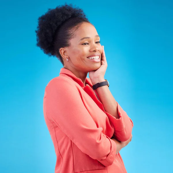 プロフェッショナル クリエイティブ プライドのためのスタジオで黒人女性とのハッピー 思考とビジネス 笑顔のためのブルーバックグラウンドの女性社員との起業家 アイデア ビジョン — ストック写真