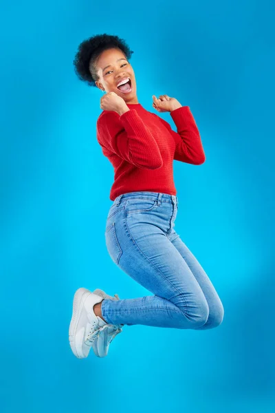 Excité Saut Portrait Femme Avec Gagnant Traiter Sourire Dans Studio — Photo