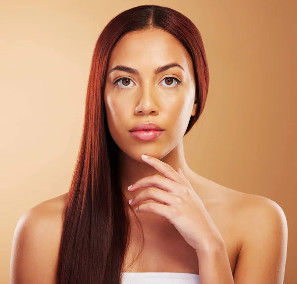 Saç Bakımı Doğal Güzellik Ciddi Bir Kadının Portresi Kahverengi Arka — Stok fotoğraf