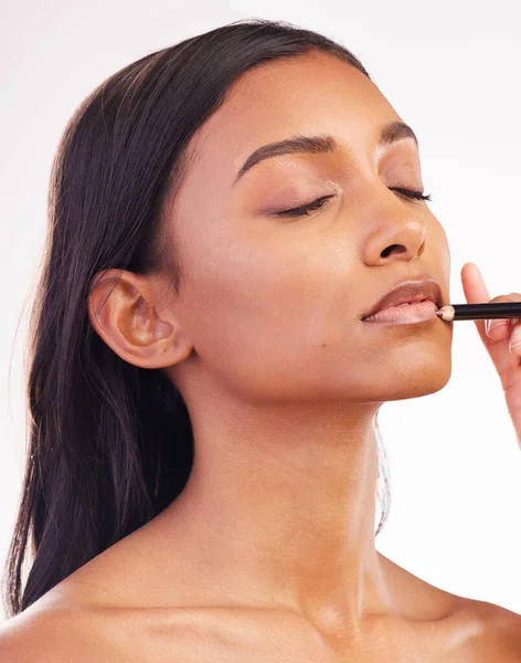 Kozmetik Dudak Kalemi Ürün Için Stüdyodaki Kadının Yüzünde Güzellik Makyaj — Stok fotoğraf