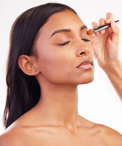 Schoonheid Make Borstel Het Gezicht Van Vrouw Studio Voor Cosmetica — Stockfoto