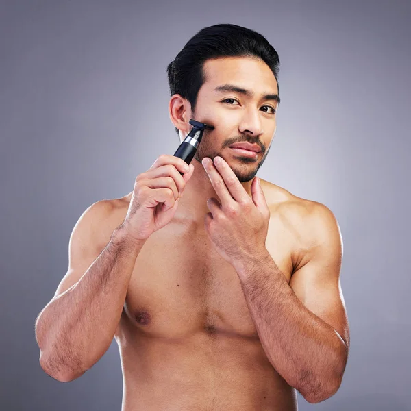 有胡子的头发 修剪和肖像的男人与浴室的日常事务 健康的仪容和化妆品护肤 早上洗脸 面部生长维护和工作室人员在灰色背景下刮胡子 — 图库照片