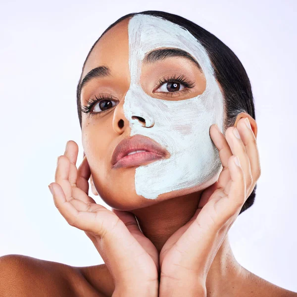 Retrato Máscara Facial Mulher Estúdio Cuidados Com Pele Metade Tratamento — Fotografia de Stock