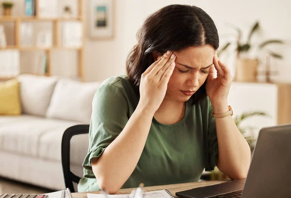 Kobieta Wypalenie Ból Głowy Laptopem Zdalnym Stresem Przy Biurku Sfrustrowana — Zdjęcie stockowe