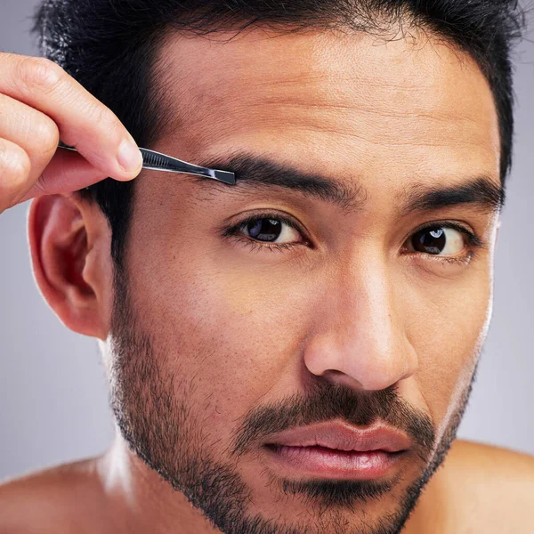 一个男人的眉毛 镊子和肖像在工作室的美丽 卫生或整洁 严重的亚洲人在灰色背景下进行皮肤护理 自我护理或化妆品工具的头发摘除 结扎和面部护理 — 图库照片