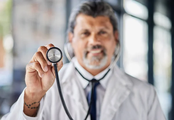 Mężczyzna Portret Lekarz Stetoskopem Badania Kardiologii Opieki Zdrowotnej Wsparcia Lub — Zdjęcie stockowe