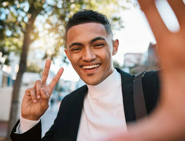 Selfie Obchod Portrét Šťastného Muže Mírovým Znamením Městě Pro Sociální — Stock fotografie