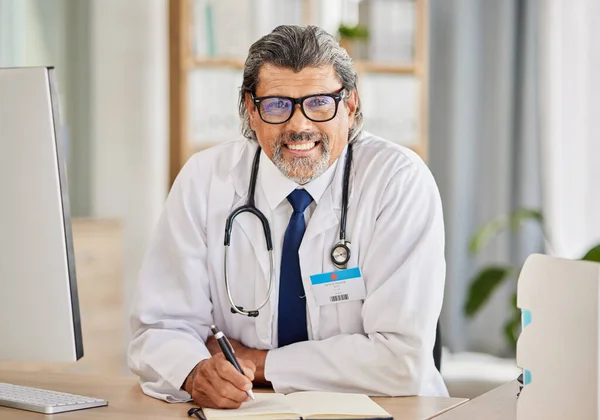 Retrato Homem Médico Escrevendo Caderno Para Cronograma Cuidados Saúde Planejamento — Fotografia de Stock