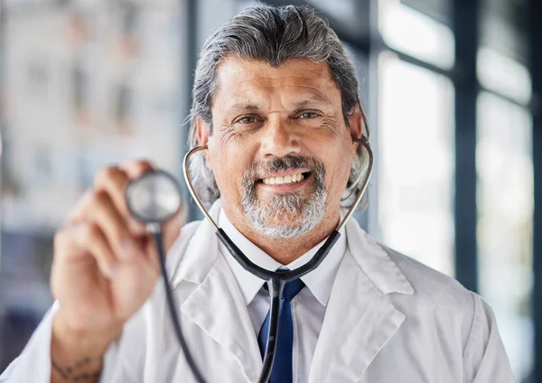 Lekarz Portret Szczęśliwy Człowiek Stetoskopem Kardiologii Służbie Zdrowia Wsparcia Lub — Zdjęcie stockowe