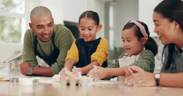 Mehl Klatschen Und Kinder Kochen Mit Ihren Eltern Der Küche — Stockvideo
