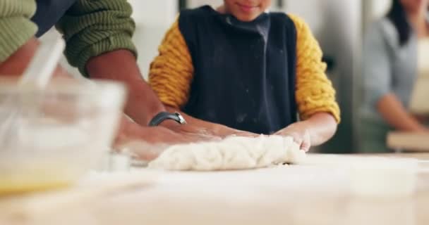 父亲和儿童面团学习 教学和儿童发展 父母和爸爸 带着孩子们用面粉和配料在家里烘焙 以便与家人团聚 — 图库视频影像