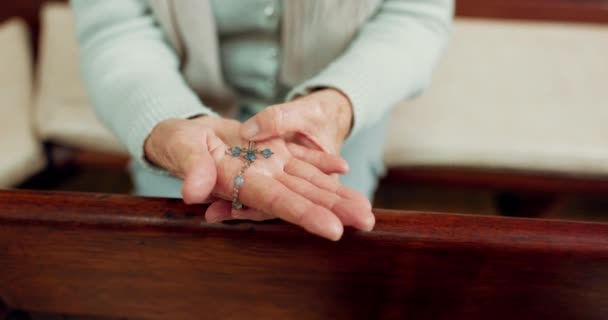 Rozenkrans Gebed Handen Van Vrouw Kerk Voor God Heilige Geest — Stockvideo