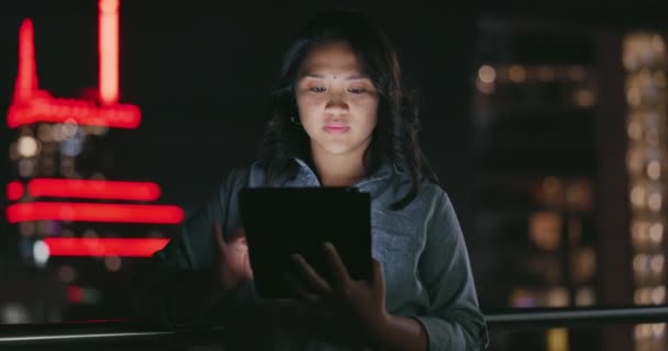 Tablet Nachtbalkon Oder Frau Schreiben Bewertung Von Feedback Sozialen Netzwerken — Stockvideo