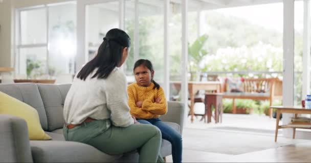 Moeder Discipline Kind Boos Thuis Met Probleem Conflict Ruzie Mam — Stockvideo