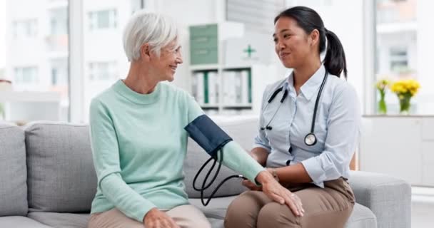 Orvos Idős Beteg Vérnyomás Ellenőrzése Konzultációval Beszélgetéssel Segítséggel Egészségügyi Ellátás — Stock videók