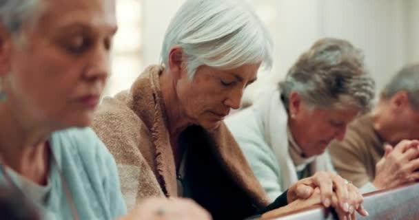 Senior Oración Personas Una Iglesia Para Servicio Adoración Apoyo Espiritual — Vídeos de Stock