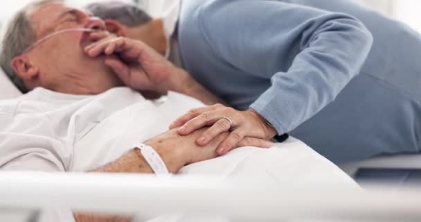Hospital Pareja Triste Anciana Paciente Enfermo Abrazo Por Empatía Vínculo — Vídeos de Stock