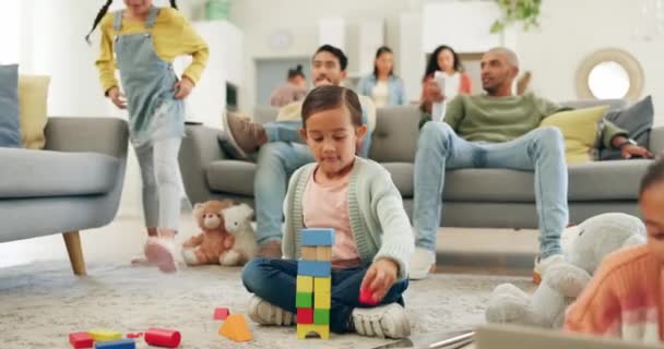 おもちゃを持つテレビや子供たちを見ている 学習のために床や兄弟 ゲームや家族の家で一緒に ガールズキッズ 開発のためのカーペットの上にブロックを構築 ラップトップやソファーで応援 — ストック動画