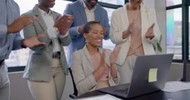Başarı, alkış ya da anlaşma, satış hedefi ya da online hedef kutlaması için dizüstü bilgisayarı olan mutlu iş kadını. Gülümse, kazanan alkışlıyor ya da heyecanlı siyah kadın internet sitesinde ya da internette ödül kazanıyor..
