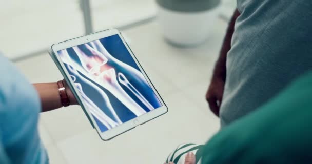 Fysiotherapeut Resultaten Handen Met Tablet Overleg Voor Fysiotherapie Medische Resultaten — Stockvideo