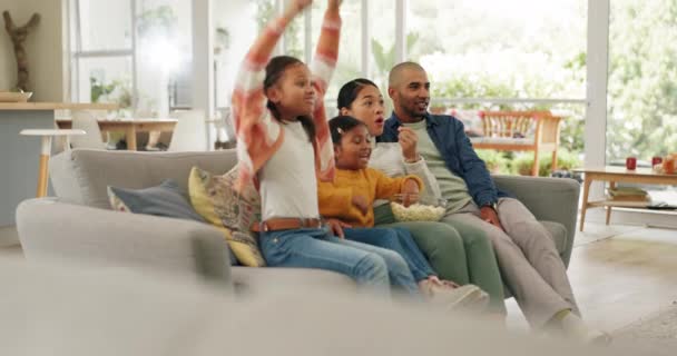 Παρακολουθώντας Τηλεόραση Σπίτι Και Οικογένεια Ποπ Κορν Γιορτή Και Ταινία — Αρχείο Βίντεο