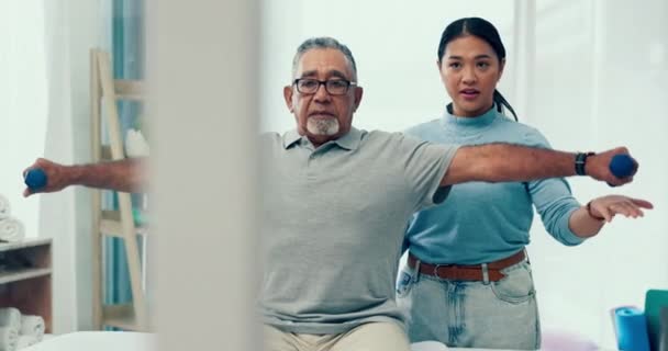 Fizioterapeuta Öregember Vagy Rehabilitáció Súlyzókkal Gyógyulás Edzésére Vagy Fitnesz Edzésére — Stock videók