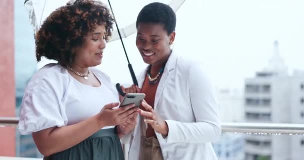 Forretning Kvinder Telefon Til Rejser Byen Eller Sociale Medier Placering – Stock-video