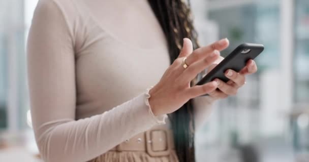 Zakelijke Vrouw Handen Telefoon Typen Voor Netwerken Online Browsen Onderzoek — Stockvideo