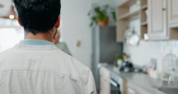 Kejutan Kunjungan Dan Pria Dengan Ibu Senior Dalam Pelukan Dapur — Stok Video