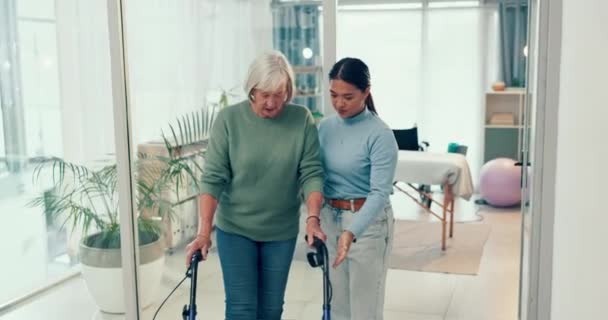 在老人护理 助行或在诊所行走的妇女 理疗师和行走者 帮助老年病人或残疾人进行理疗的女护士或护理人员 — 图库视频影像