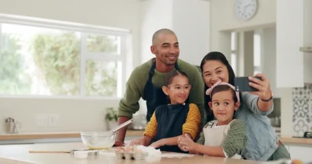 ソーシャルメディア 愛のためにキッチンで家族とセルフィー 調理と朝食 食べ物 ベーキングのために自宅で写真を撮った親子と一緒に幸せで教育と栄養 — ストック動画