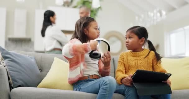 Rodzice Walczą Dzieci Zasłaniają Uszy Słuchawki Dla Hałasu Smutne Rodzeństwo — Wideo stockowe