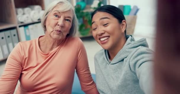 Fysiotherapeut Selfie Video Gelukkige Oudere Vrouw Fysiotherapie Mobiliteitsrevalidatie Oudere Patiënt — Stockvideo