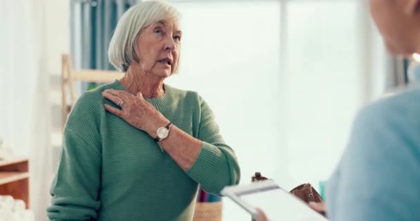 Боль Плече Таблетки Физиотерапевт Консультируют Пожилую Женщину Травмы Осмотра Поддержки — стоковое видео
