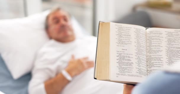 Médico Uma Mulher Lendo Bíblia Para Marido Durante Uma Visita — Vídeo de Stock