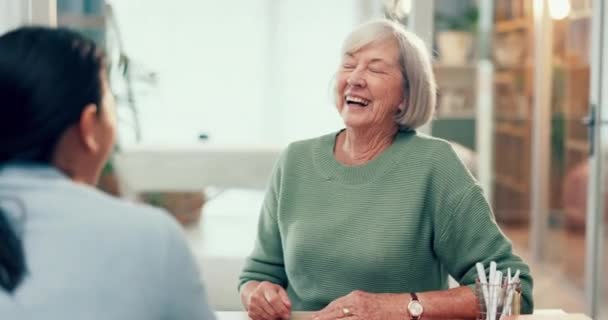 向老年妇女提供关于治疗 心理健康或退休支助的笑 咨询或心理咨询 老年人 快乐的心理学家 倾听或滑稽的治疗师 帮助老年患者说话 — 图库视频影像