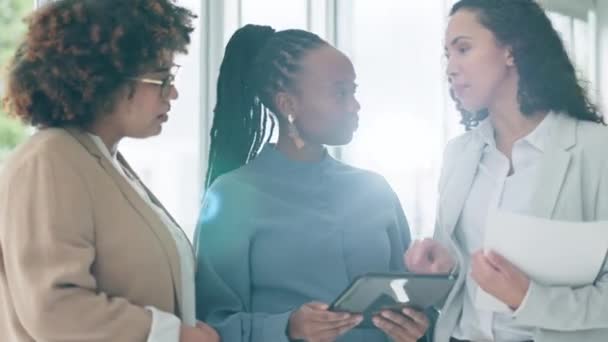 チームワーク タブレット およびプロジェクト管理 レビュー フィードバックのためのオフィスのビジネスの人々との計画 アドバイス オンラインソリューションのための女性とのアイデア コラボレーション ブレインストーミング — ストック動画