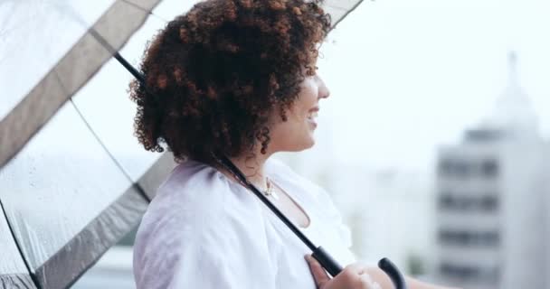 Myślenie Uśmiech Kobieta Parasolem Pogody Deszczowej Mieście Miejskim Wizją Pomysł — Wideo stockowe