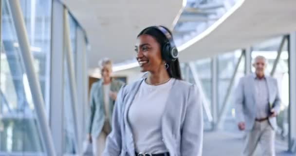 Headphone Musik Dan Wanita Bisnis Menari Kantor Berjalan Dengan Perayaan — Stok Video