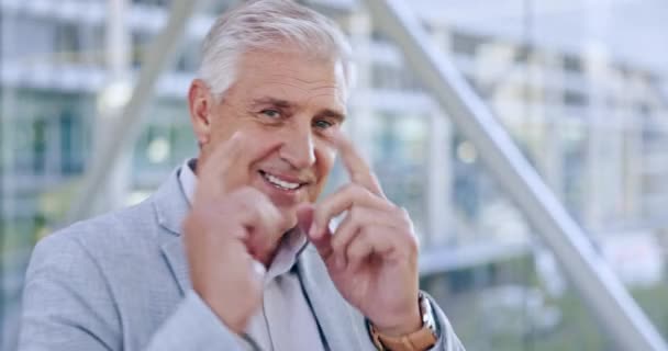 Счастливый Ручной Жест Портрет Старшего Бизнесмена Вступившего Должность Улыбкой Успеха — стоковое видео