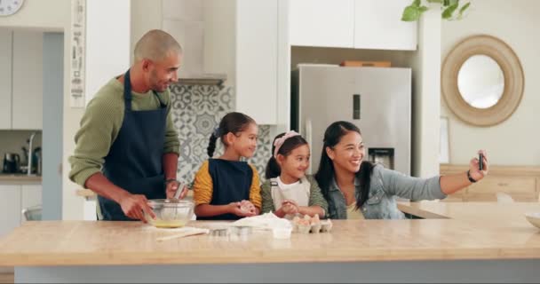 自私自利 与家人一起在厨房里做饭和微笑 为社交媒体 早餐和爱情服务 教育和营养 与父母和孩子在家里为学习 食物和烘焙而拍照 — 图库视频影像