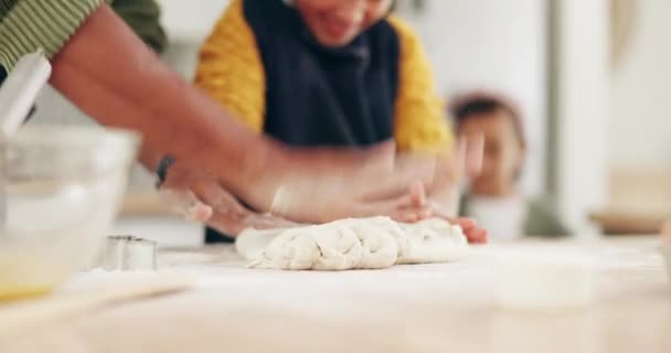 ベーキングと子供の手 キッチンで生地を焼く 子供の発達のために 家族とパパ 小麦粉と食材を持つ子供たちと自宅で結合するために焼く — ストック動画